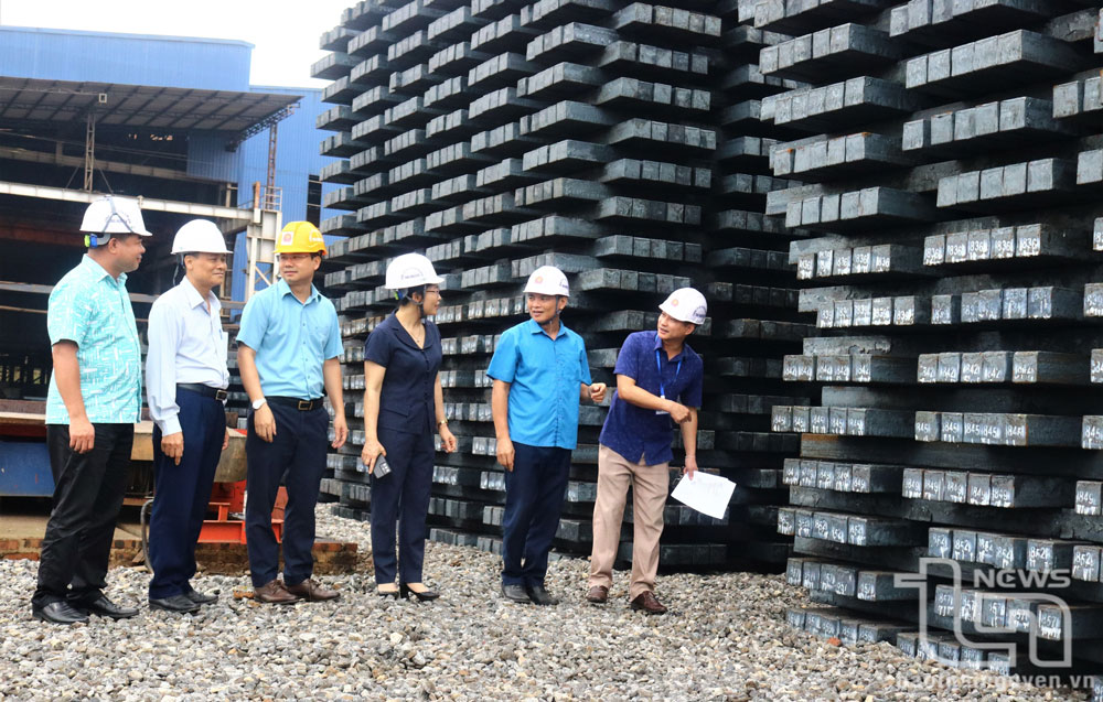 Các thành viên Hội đồng An toàn - Vệ sinh lao động tỉnh kiểm tra công tác xây dựng môi trường lao động an toàn tại Công ty CP Luyện kim đen Thái Nguyên (Đồng Hỷ). Ảnh: T.L