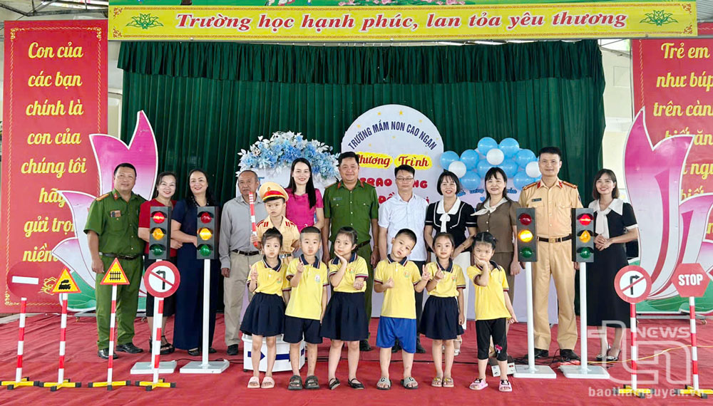 Bàn giao mô hình học cụ an toàn giao thông cho trường học mầm non