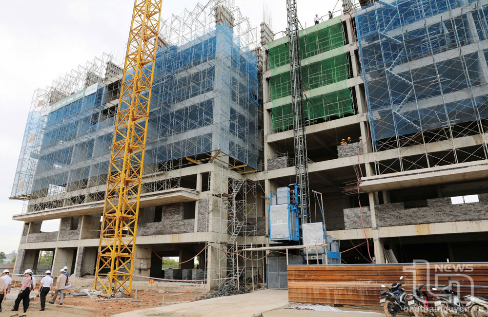 Đến thời điểm này, tòa NOXH 18 tầng đã thi công xong tầng 8, phấn đấu hoàn thành cất nóc trước ngày 27/1/2025 (tức ngày 28/12/2024 âm lịch), dự kiến bàn giao cho khách hàng trong quý II-2025. Ảnh: TL