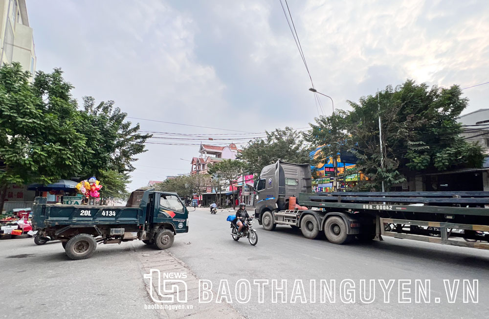 Do chưa được lắp đặt đèn tín hiệu nên tình trạng giao thông tại ngã tư Thanh Xuyên (TP. Phổ Yên) thường lộn xộn, mất an toàn.
