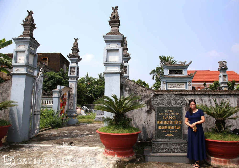 Tác giả bên lăng mộ Tiến sĩ Nguyễn Đình Tuân (xã Mai Đình, huyện Hiệp Hòa, Bắc Giang).