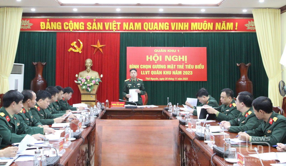 Đại tá Dương Văn Quang, Phó Chủ nhiệm Chính trị Quân khu 1, chủ trì họp Hội đồng bình chọn gương mặt trẻ tiêu biểu xuất sắc lực lượng vũ trang Quân khu 1 năm 2023.
