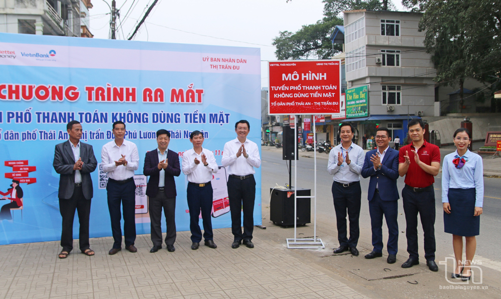 Phú Lương: Ra mắt tuyến phố văn minh, không dùng tiền mặt