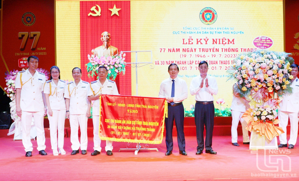 Các đồng chí: Phạm Hoàng Sơn, Phó Bí thư Thường trực Tỉnh ủy, Chủ tịch HĐND tỉnh; Đặng Xuân Trường, Ủy viên Ban Thường vụ Tỉnh ủy, Phó Chủ tịch Thường trực UBND tỉnh, trao Cờ lưu niệm của Tỉnh ủy, HĐND, UBND tỉnh tặng Cục THADS tỉnh nhân kỷ niệm 30 năm Ngày thành lập các cơ quan THADS tỉnh (1/7/1993-1/7/2013).
