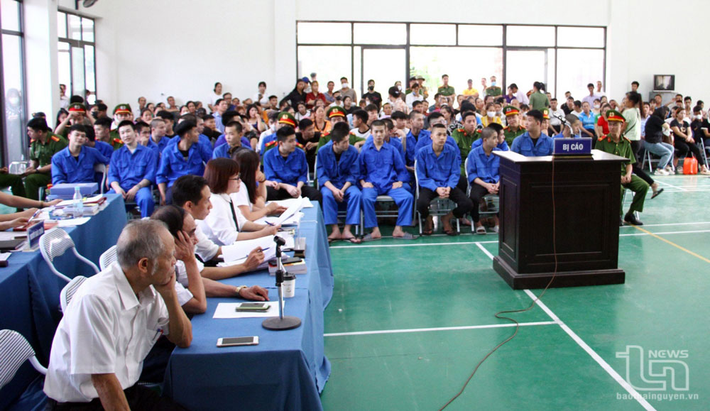 Các trợ giúp viên pháp lý và luật sư được cử thực hiện trợ giúp pháp lý tham gia tố tụng, bảo vệ, bào chữa cho các bị cáo tại một phiên tòa.