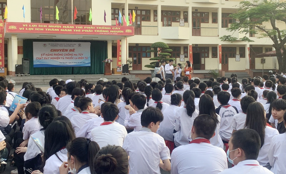 Hằng năm, Trường THCS Nguyễn Du đều tổ chức các buổi nói chuyện chuyên đề về phòng, chống chất gây nghiện như thuốc lá, thuốc lá điện tử, ma túy... cho học sinh.