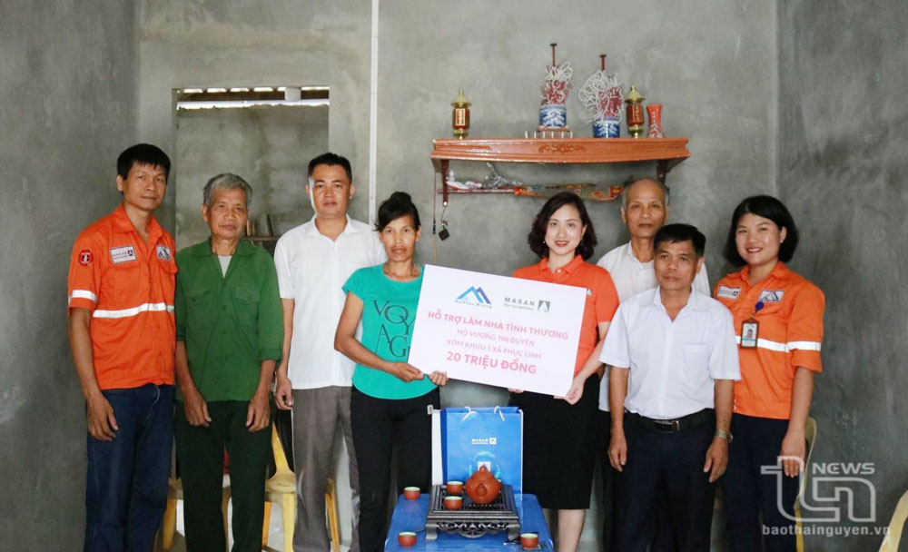 Chị Vương Thị Duyên, xóm Khưu 1, xã Phục Linh, nhận 20 triệu đồng hỗ trợ từ Công ty Núi Pháo.
