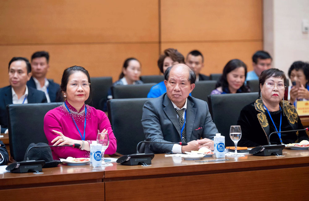 Chủ tịch Quốc hội Vương Đình Huệ gặp mặt đại biểu doanh nghiệp gia đình tiêu biểu cả nước