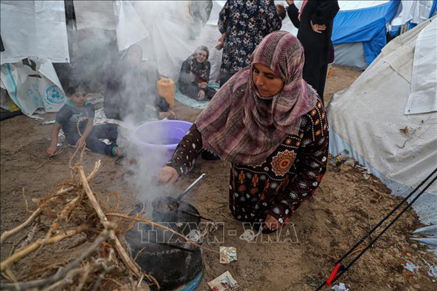 Người Palestine tại một trại tị nạn của UNRWA ở thành phố Khan Younis, Dải Gaza ngày 1/11/2023. Ảnh: THX/TTXVN