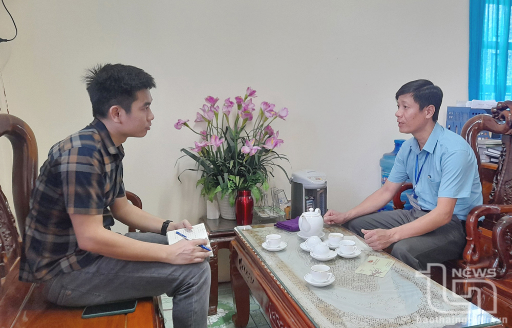 Ông Hoàng Văn Anh (bên phải), Chủ tịch UBND xã Phượng Tiến, trao đổi với phóng viên Báo Thái Nguyên về sự việc xảy ra ở xóm Lợi A.