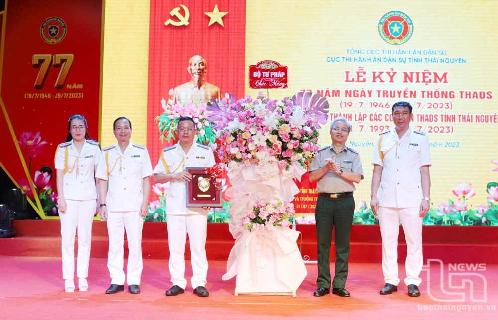 Tổng cục trưởng Tổng cục THADS Nguyễn Quang Thái chúc mừng Cục THADS tỉnh Thái Nguyên tại Lễ kỷ niệm 30 năm Ngày thành lập các cơ quan THADS tỉnh (1/7/1993-1/7/2013).