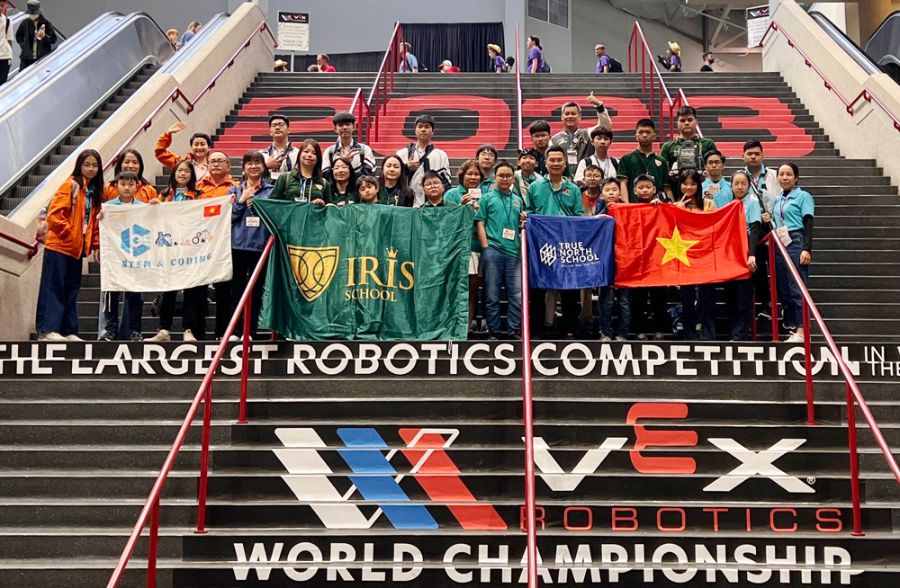TS. Bạch Phương Vinh dẫn đoàn học sinh Trường Iris tham dự Giải vô địch thế giới VEX Robotics tại Texas, Hoa Kỳ.