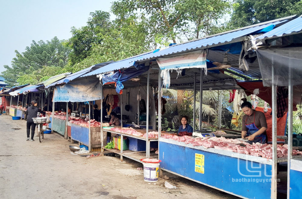 Đa phần thịt lợn được bày bán tại chợ Túc Duyên (TP. Thái Nguyên) không có dấu kiểm soát giết mổ của cơ quan chuyên môn.