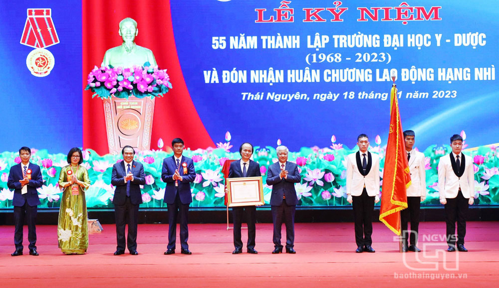 Trường Đại học Y - Dược Thái Nguyên: Đón nhận Huân chương Lao động hạng Nhì