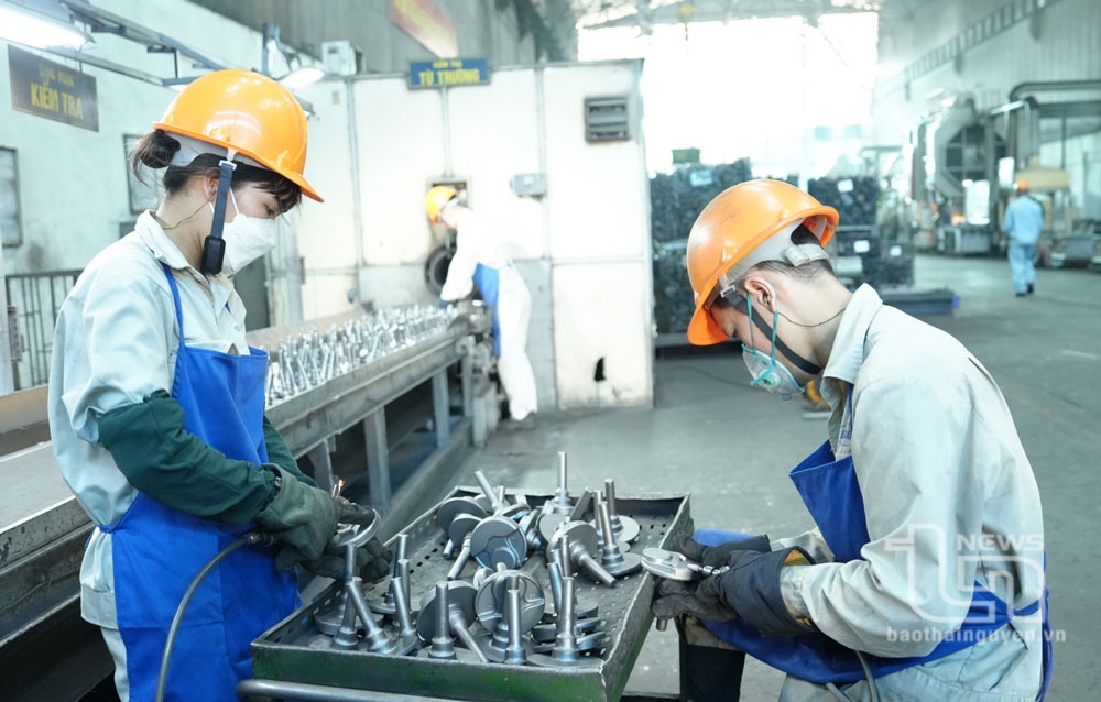 Doanh nghiệp xoay sở tạo việc làm cho người lao động