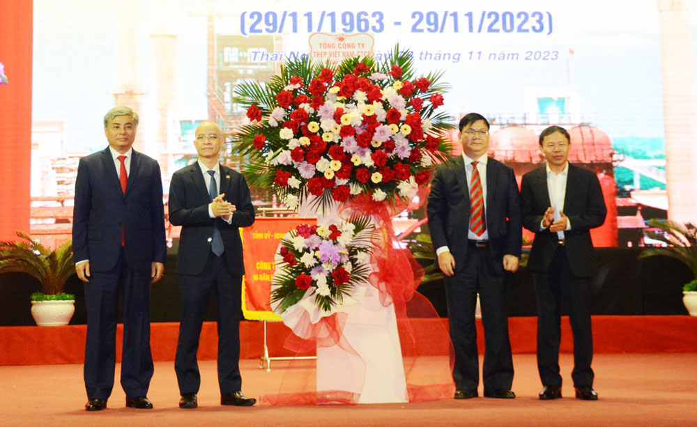 Lãnh đạo Tổng Công ty Thép Việt Nam tặng hoa chúc mừng Công ty CP Gang thép Thái Nguyên.