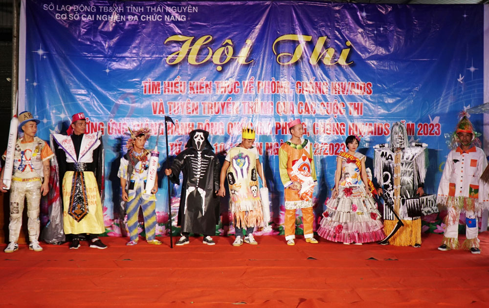 Tìm hiểu kiến thức về phòng, chống HIV/AIDS qua cuộc thi thời trang tái chế