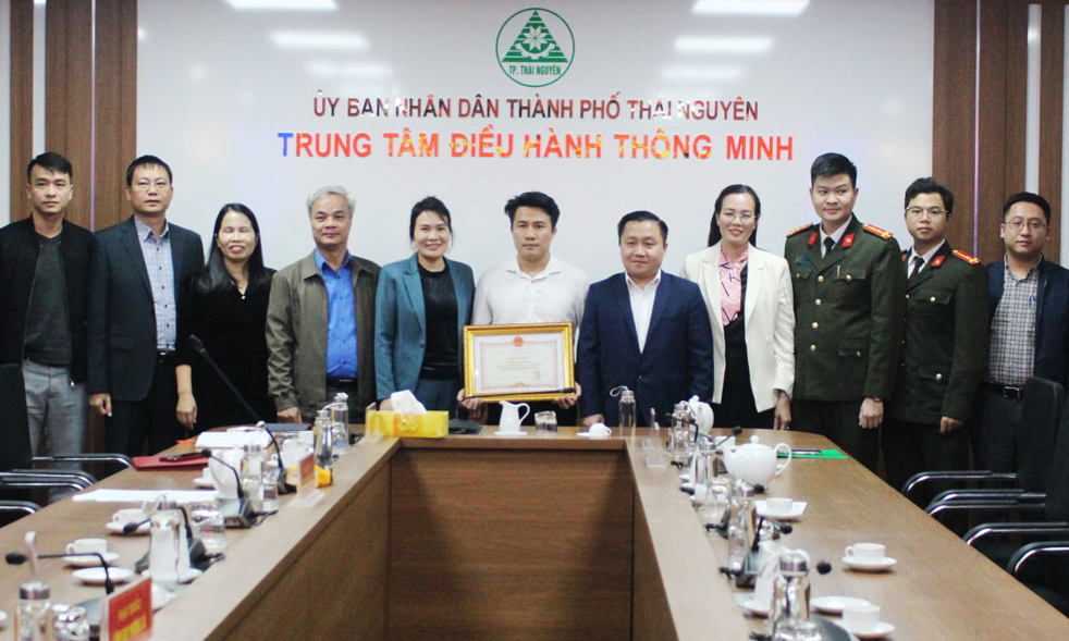 Chủ tịch UBND tỉnh khen thưởng thanh niên dũng cảm cứu người bị đuối nước