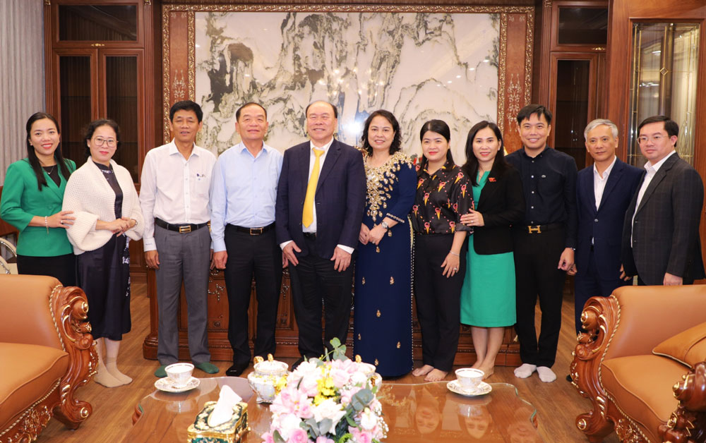 Các đại biểu chụp ảnh lưu niệm với ông Nguyễn Huy Quý.