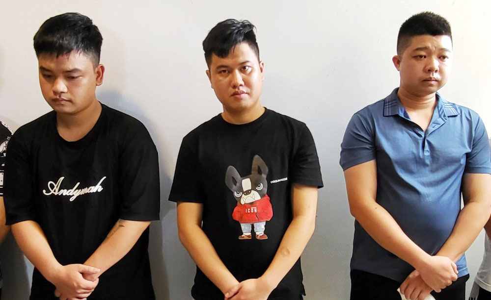 Các đối tượng trong đường dây làm giấy tờ giả.