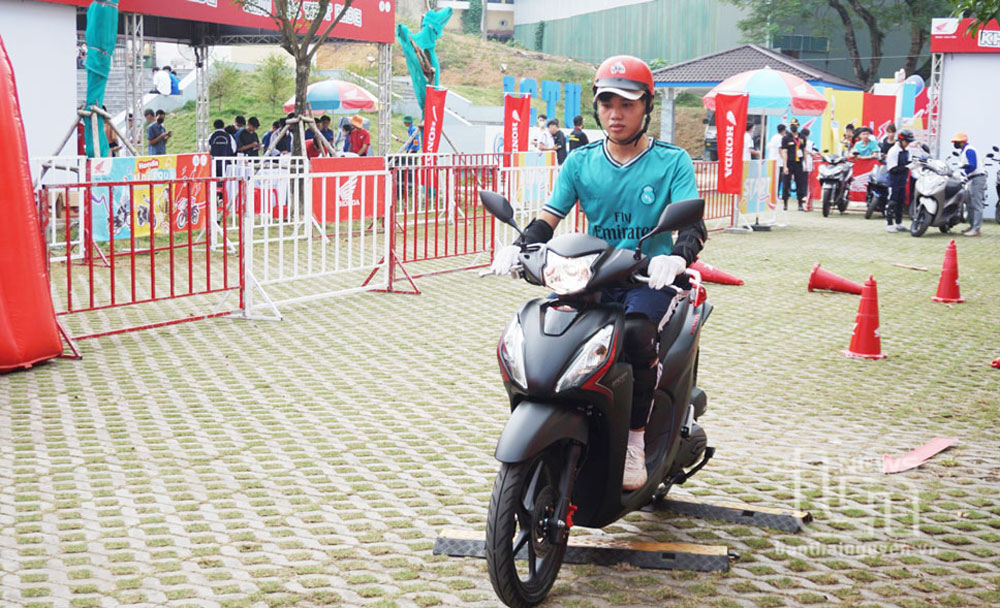Hơn 1.000 sinh viên được tuyên truyền về văn hóa giao thông