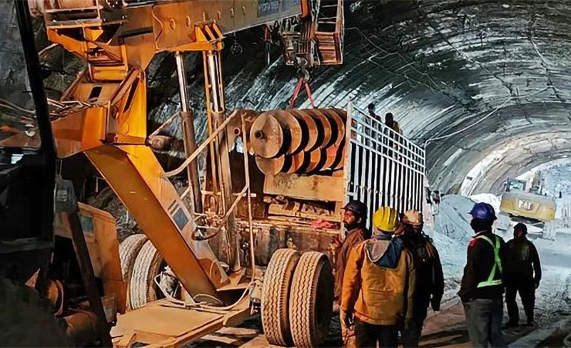 Vụ sập đường hầm ở Ấn Độ: Lực lượng cứu hộ tạo lối thoát hiểm mới để cứu 41 người mắc kẹt