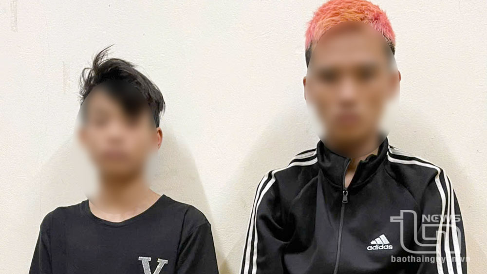 2 đối tượng Nguyễn Lê T. và Tạ Thanh T. tại Cơ quan Cảnh sát điều tra Công an huyện Phú Bình.