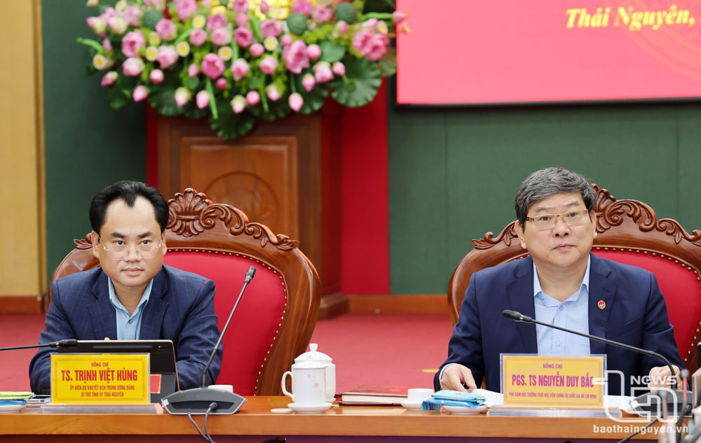Tiến sĩ Trịnh Việt Hùng, Bí thư Tỉnh ủy và PGS.TS Nguyễn Duy Bắc, Phó Giám đốc Thường trực Học viện Chính trị Quốc gia Hồ Chí Minh, đồng chủ trì Hội thảo.
