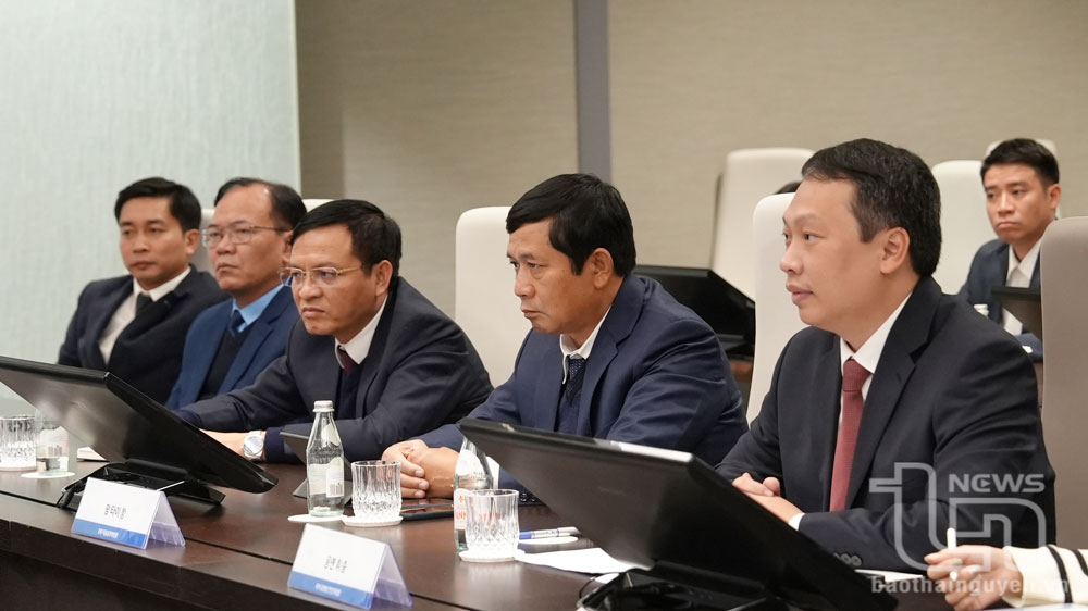 Đồng chí Chủ tịch UBND tỉnh Nguyễn Huy Dũng và các đại biểu trong Đoàn công tác tỉnh Thái Nguyên.