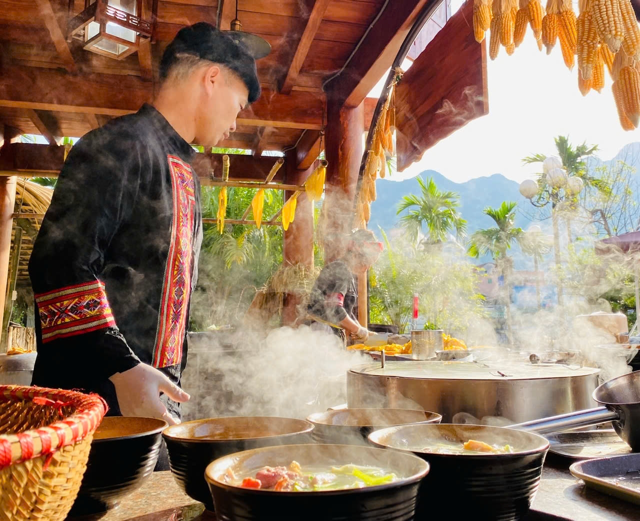 Từ sợi phở, thịt bò, gà, nước dùng đặc trưng, tạo nên món phở ngô với hương vị hấp dẫn.