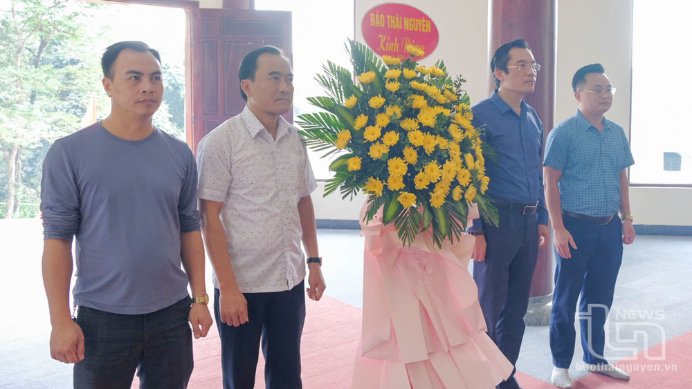 Đoàn công tác của Báo Thái Nguyên dâng hương tại Khu di tích quốc gia đặc biệt rừng Trần Hưng Đạo