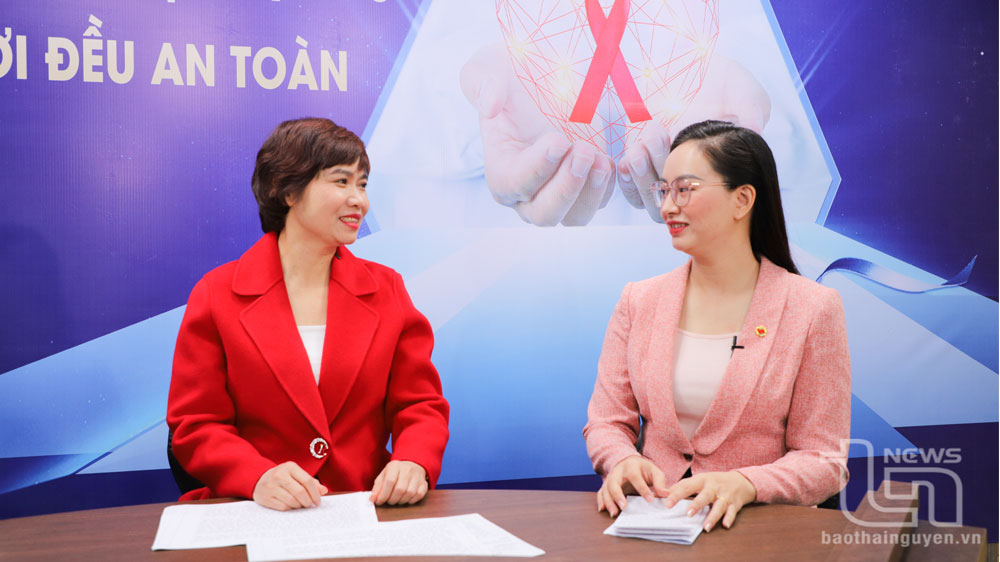 Ths.Bs Lê Ái Kim Anh và MC Lan Anh.