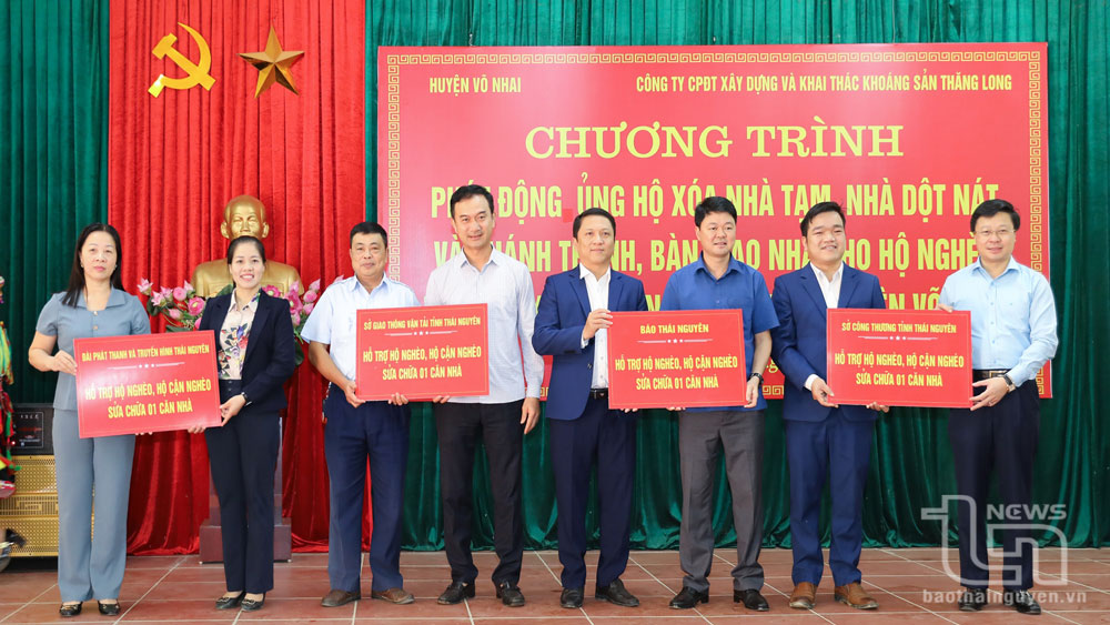 Báo Thái Nguyên, Đài PT-TH tỉnh và một số sở, ngành của tỉnh trao hỗ trợ xã Thần Sa sửa chữa nhà cho hộ nghèo, cận nghèo.