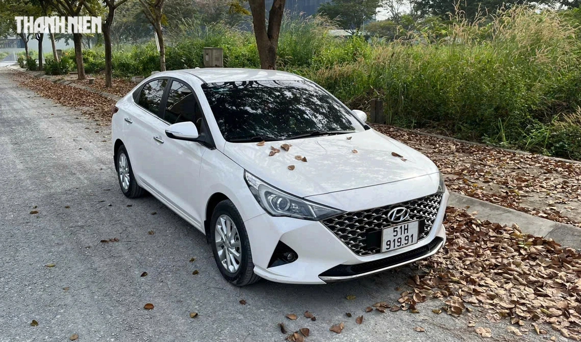 Việc làm sạch lá cây bám trên ô tô sẽ càng khó khăn khi thời tiết bước vào mùa mưa kéo dài. Ảnh: B.H