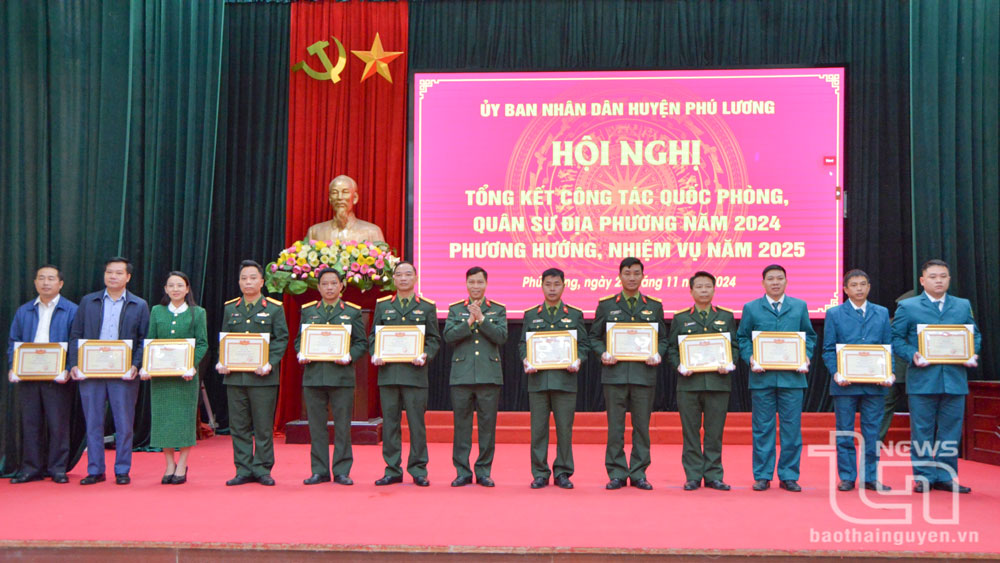 Nhiều tập thể, cá nhân được Bộ Chỉ huy Quân sự tỉnh khen thưởng vì có thành tích xuất sắc trong công tác quốc phòng, quân sự địa phương.
