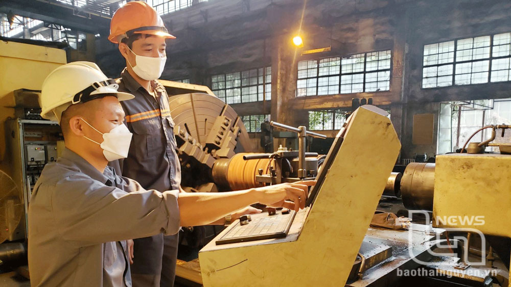 Công nhân kỹ thuật vận hành dây chuyền sản xuất thép cán tại Nhà máy Cán thép Lưu Xá (Công ty CP Gang thép Thái Nguyên).