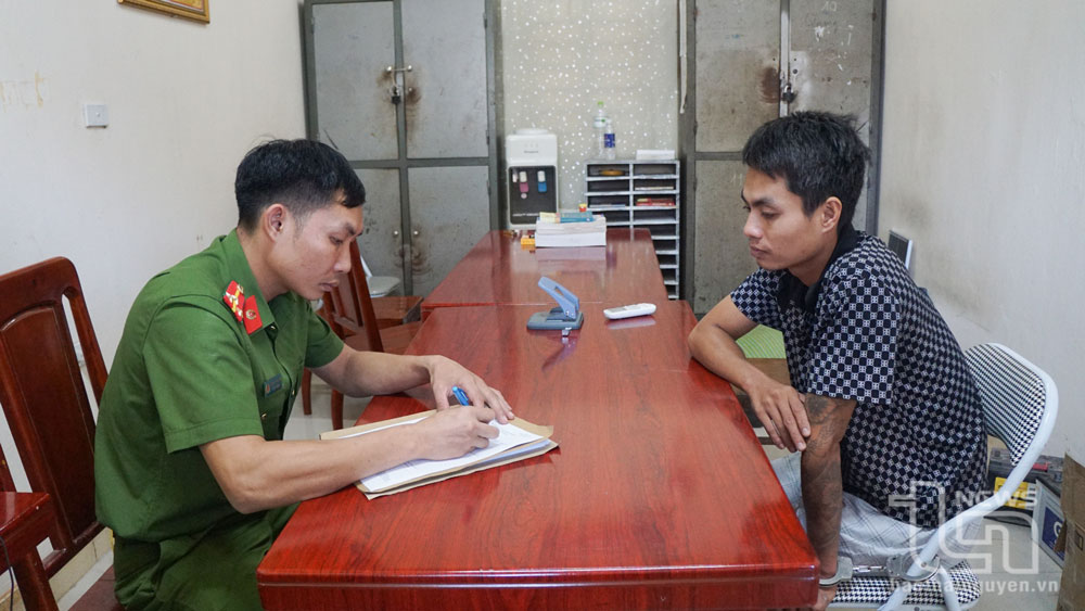 Cán bộ Đội Cảnh sát điều tra tội phạm về hình sự, kinh tế, ma túy (Công an huyện Phú Bình) lấy lời khai của đối tượng.