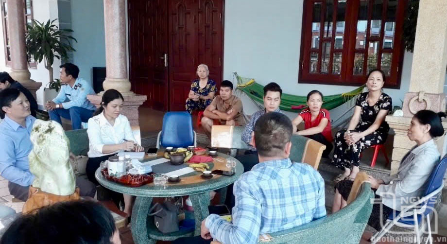 Phóng viên Báo Thái Nguyên trao đổi với người dân bị ảnh hưởng và lãnh đạo Trường Cao đẳng Y tế Thái Nguyên.