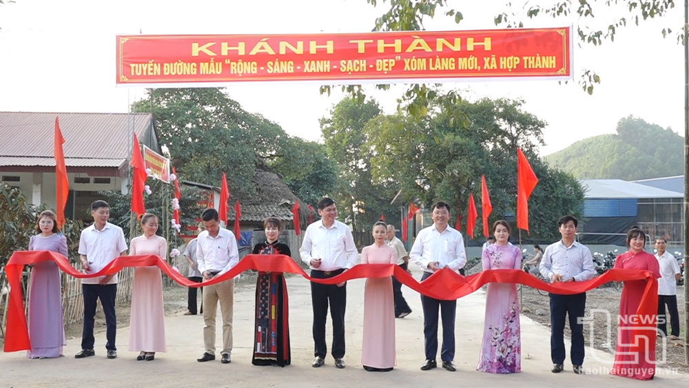 Các đại biểu cắt băng khánh thành tuyến đường 6m Làng Mới – Hàm Rồng.