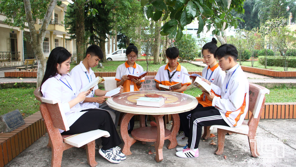 Giờ ra chơi không điện thoại di động, các học sinh của CLB sách và hành động, Trường THPT Gang Thép say sưa với những cuốn sách.