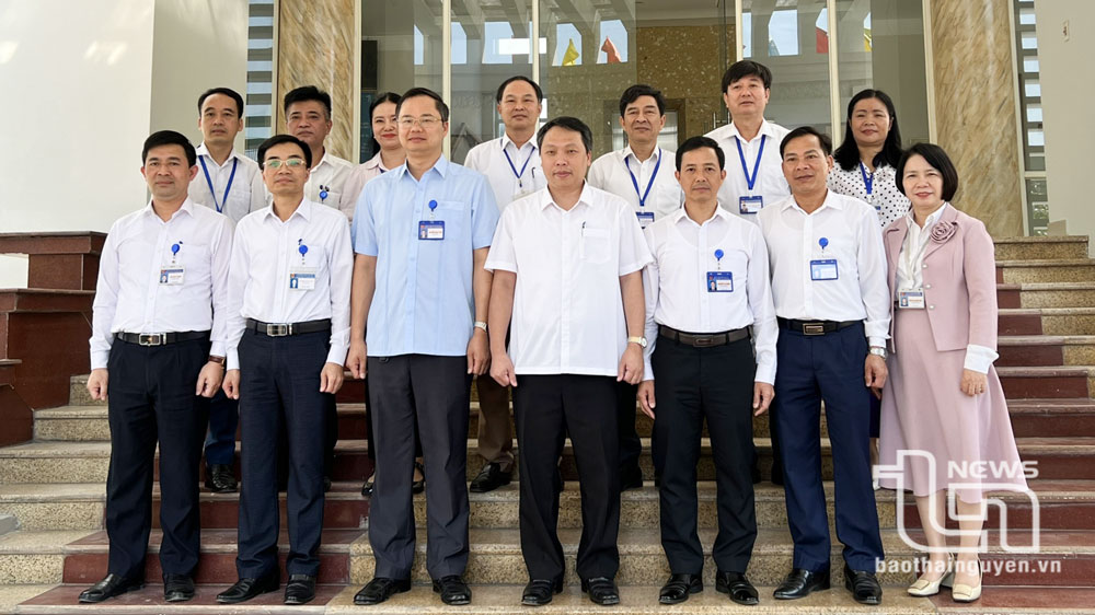 Đồng chí Chủ tịch UBND tỉnh Nguyễn Huy Dũng cùng tập thể lãnh đạo, cán bộ Sở Giáo dục và Đào tạo.