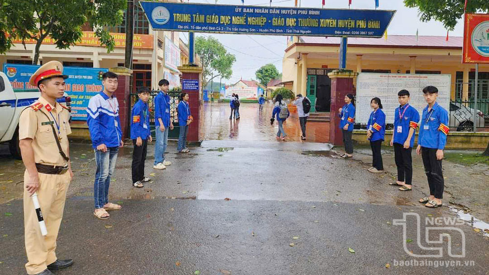 “Áo xanh” góp phần bảo đảm an toàn giao thông