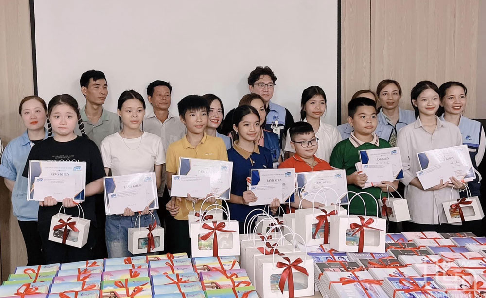 Công đoàn Công ty TNHH SR Tech (Khu công nghiệp Sông Công I) khen thưởng con đoàn viên đạt thành tích cao trong học tập.