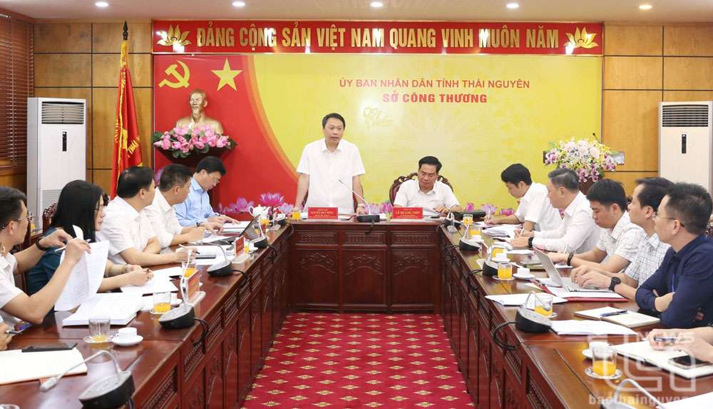 Đồng chí Chủ tịch UBND tỉnh Nguyễn Huy Dũng chủ trì buổi làm việc với Sở Công Thương.