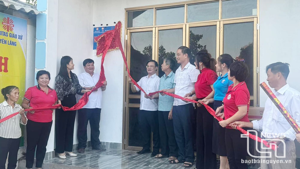 Các đại biểu dự khánh thành và bàn giao nhà đại đoàn kết tặng gia đình bà Nguyễn Thị Hường, ở xóm Ao Mật, xã Hoàng Nông (Đại Từ).