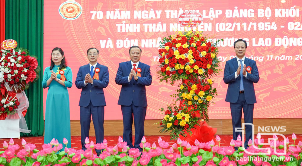 Lãnh đạo Đảng ủy Khối các cơ quan Trung ương tặng hoa chúc mừng Đảng bộ Khối các cơ quan tỉnh Thái Nguyên.