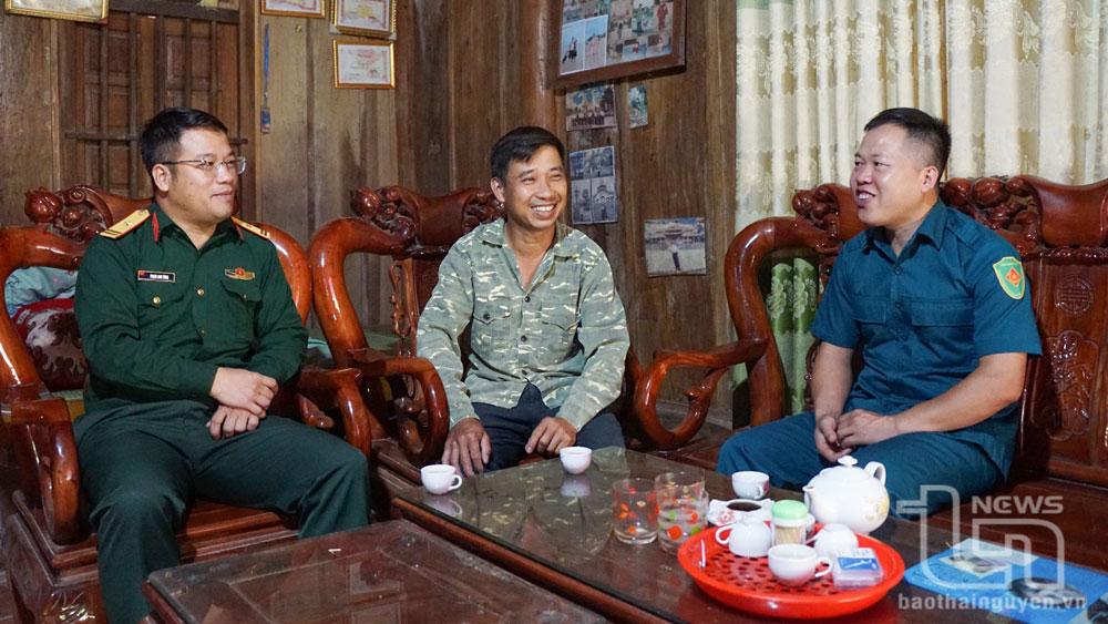 Cán bộ Ban Chỉ huy Quân sự huyện Võ Nhai và xã Phương Giao trao đổi với đồng chí Bí thư Chi bộ xóm Đồng Dong về công tác tuyên truyền, vận động bà con không theo tà đạo.