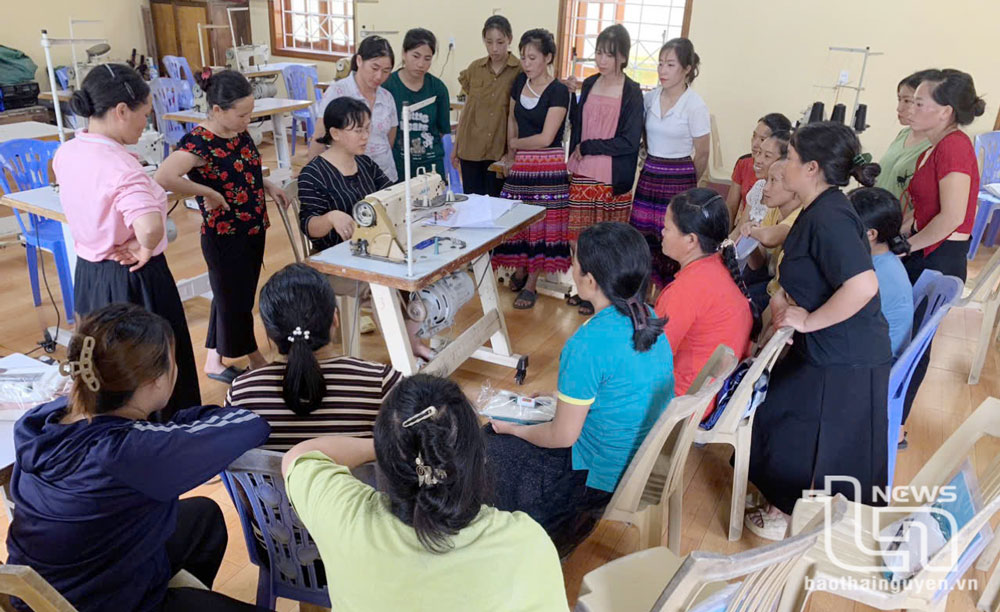 Các địa phương đã phối hợp mở các lớp dạy nghề may, nghề nấu ăn cho đồng bào dân tộc vùng khó là một trong những giải pháp tạo sinh kế, nâng cao thu nhập, thoát nghèo.