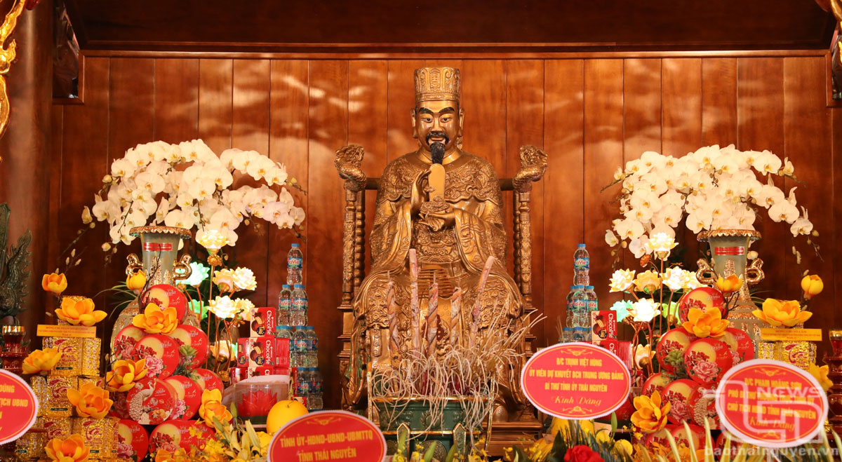 Bên trong đền thờ Lý Nam Đế.
