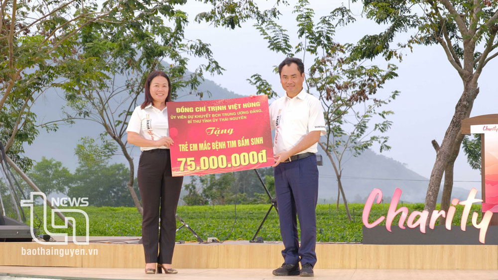 Cá nhân đồng chí Bí thư Tỉnh ủy Trịnh Việt Hùng trao tặng 75 triệu đồng để hỗ trợ 15 trẻ em trong tỉnh có hoàn cảnh khó khăn chữa bệnh tim.
